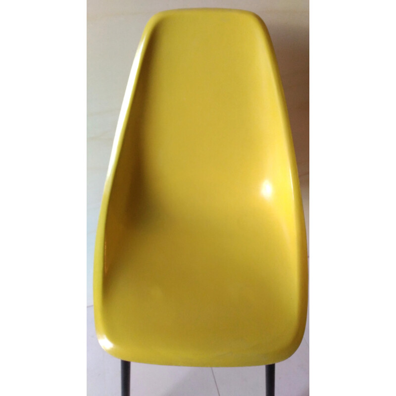 Chaise vintage en fibre de verre jaune par Alain Richard, 1950