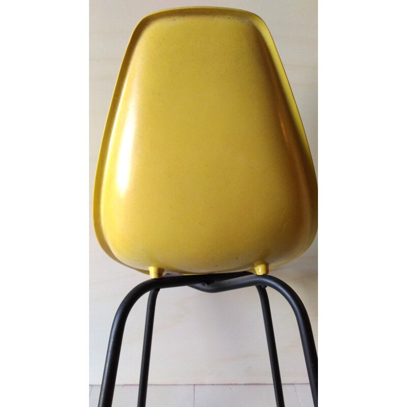 Cadeira de fibra de vidro amarela vintage de Alain Richard, 1950