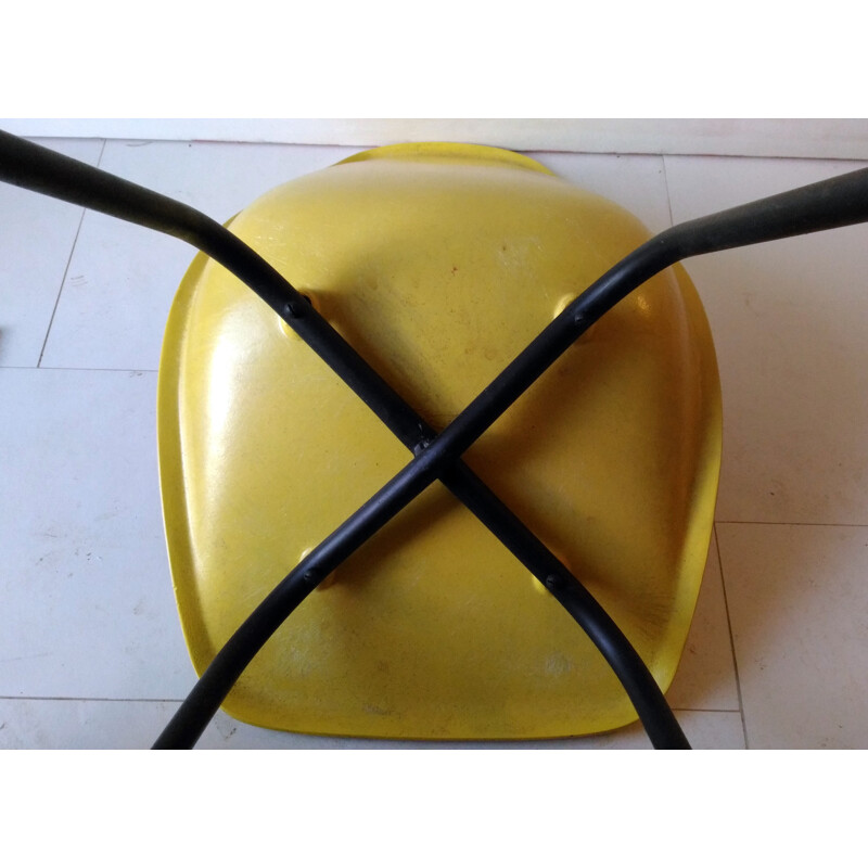 Cadeira de fibra de vidro amarela vintage de Alain Richard, 1950