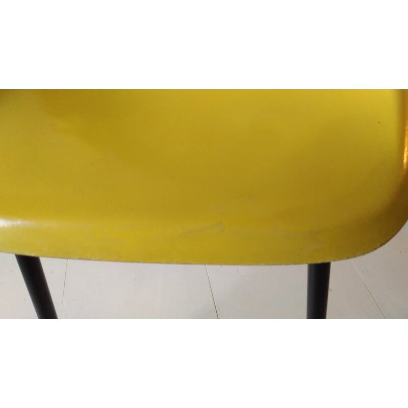 Chaise vintage en fibre de verre jaune par Alain Richard, 1950