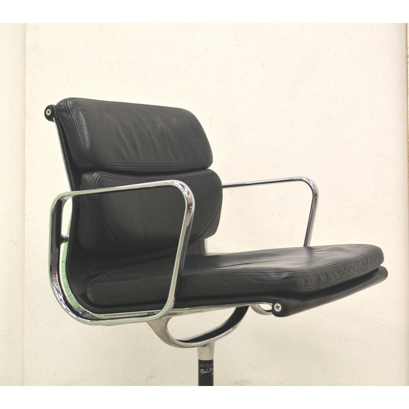 Suite de 4 chaises Vitra EA208 soft pad par Charles & Ray Eames - 1990