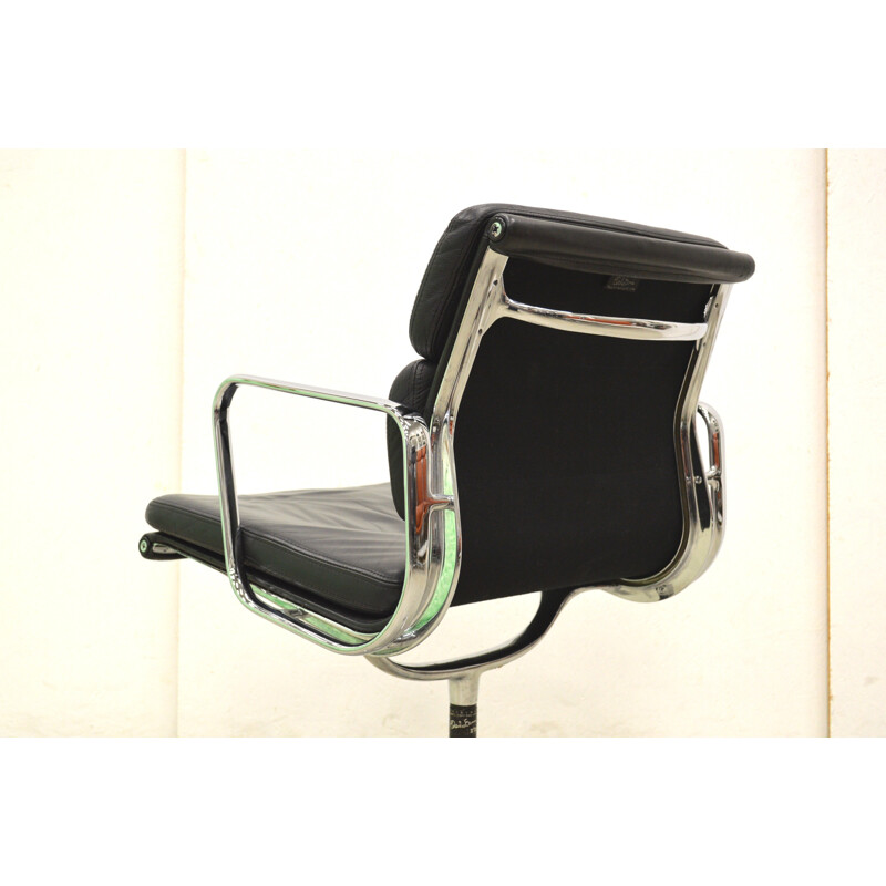 Suite de 4 chaises Vitra EA208 soft pad par Charles & Ray Eames - 1990