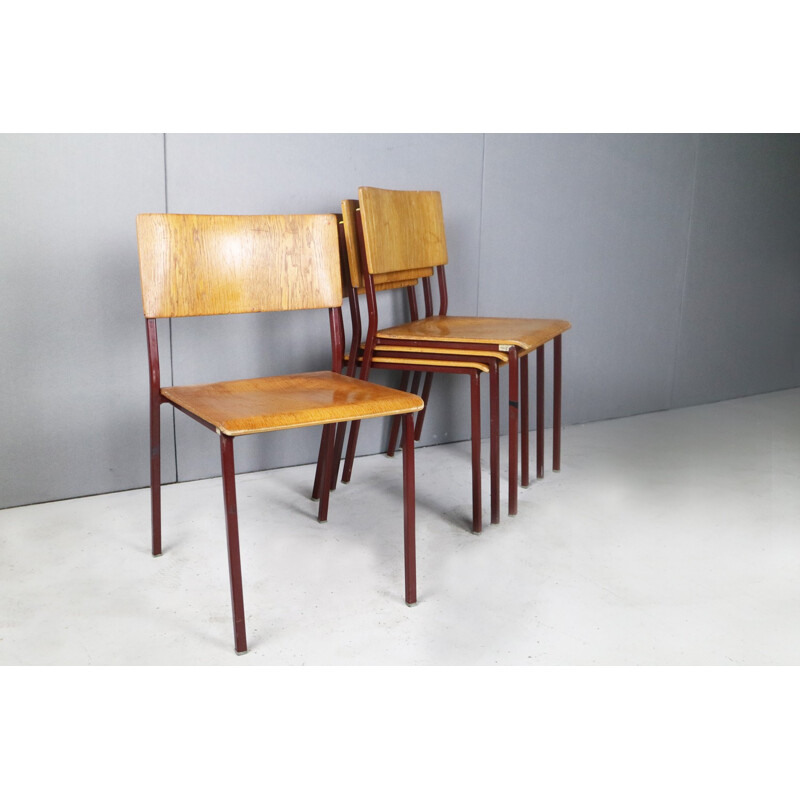 Suite de 4 chaises empilables de contreplaqué avec des cadres peints en rouge - 1960