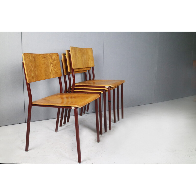 Suite de 4 chaises empilables de contreplaqué avec des cadres peints en rouge - 1960