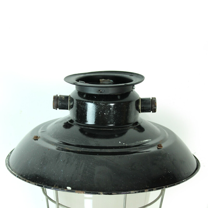 Lámpara de techo vintage de metal con acabado de esmalte industrial negro, República Checa 1950