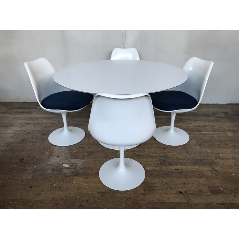 Wood Table and 4 tulip chairs by Eero Saarinen for Knoll - 1970s