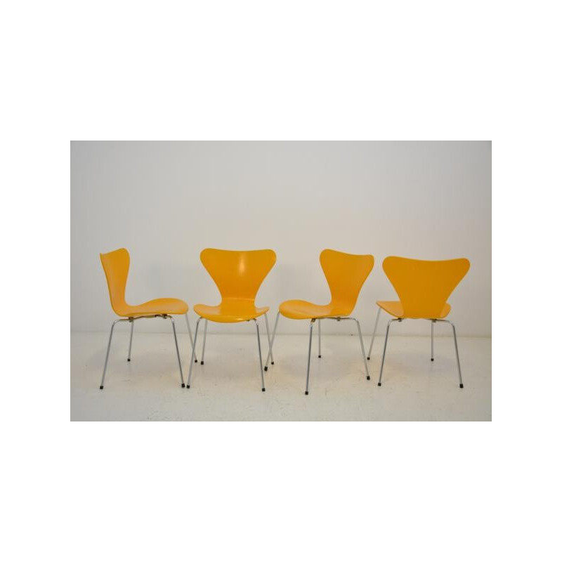 Set of 4 yellow chairs series 7 by Arne Jacobsen edited by Fritz Hansen - 1970s