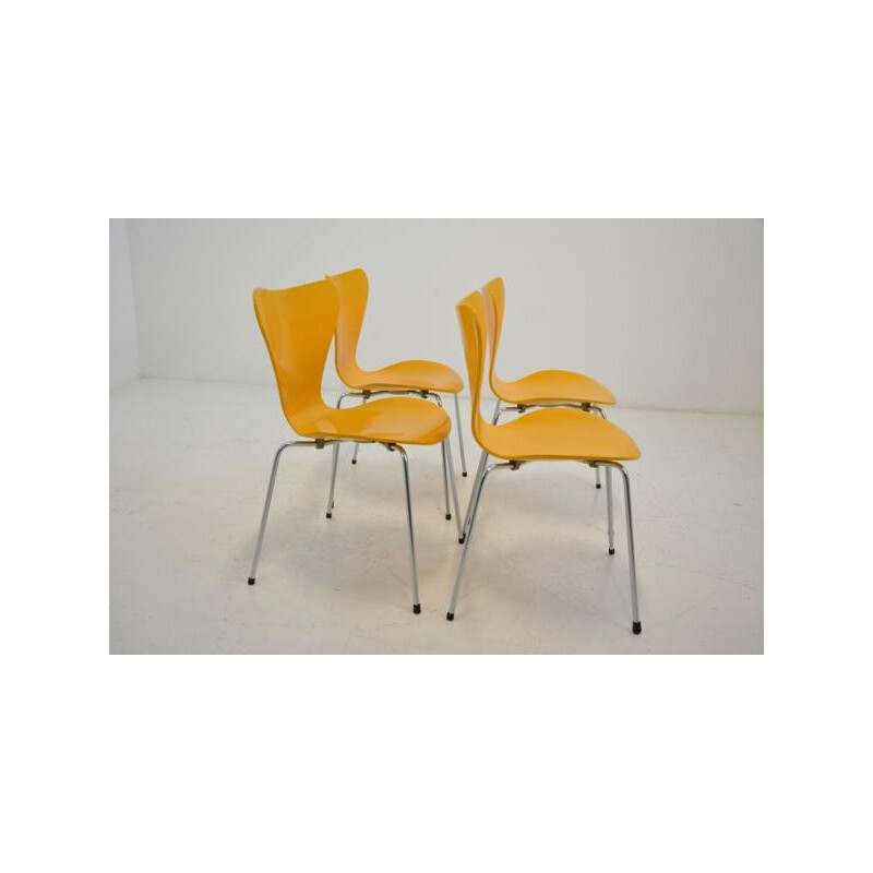 Suite de 4 chaises jaunes serie 7 par Arne Jacobsen édité par Fritz Hansen - 1970