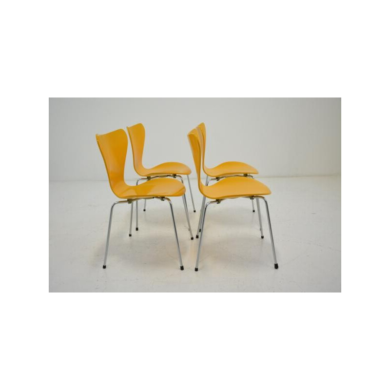 Suite de 4 chaises jaunes serie 7 par Arne Jacobsen édité par Fritz Hansen - 1970