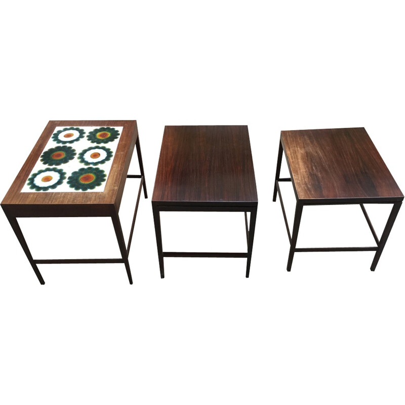 Trois tables gigognes vintage en palissandre et céramique - 1960