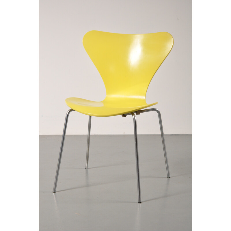 Chaise papillon jaune d'Arne Jacobsen - 1970