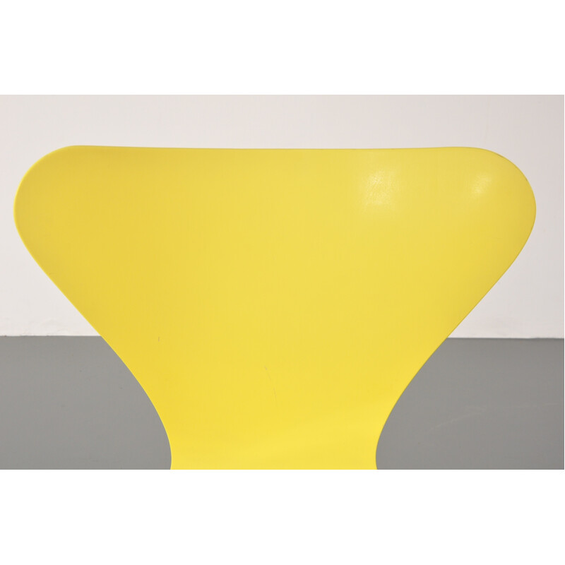 Chaise papillon jaune d'Arne Jacobsen - 1970