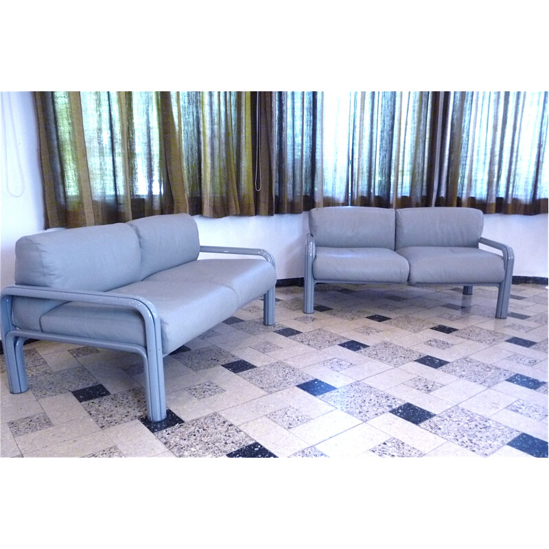 Par de sofás de couro vintage de Gae Aulenti para a Knoll International, Itália 1970
