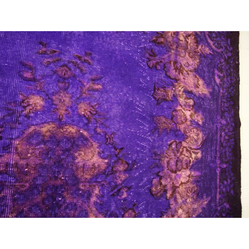 Tapis en violet vibrant sur-teinté, Turquie - 1950