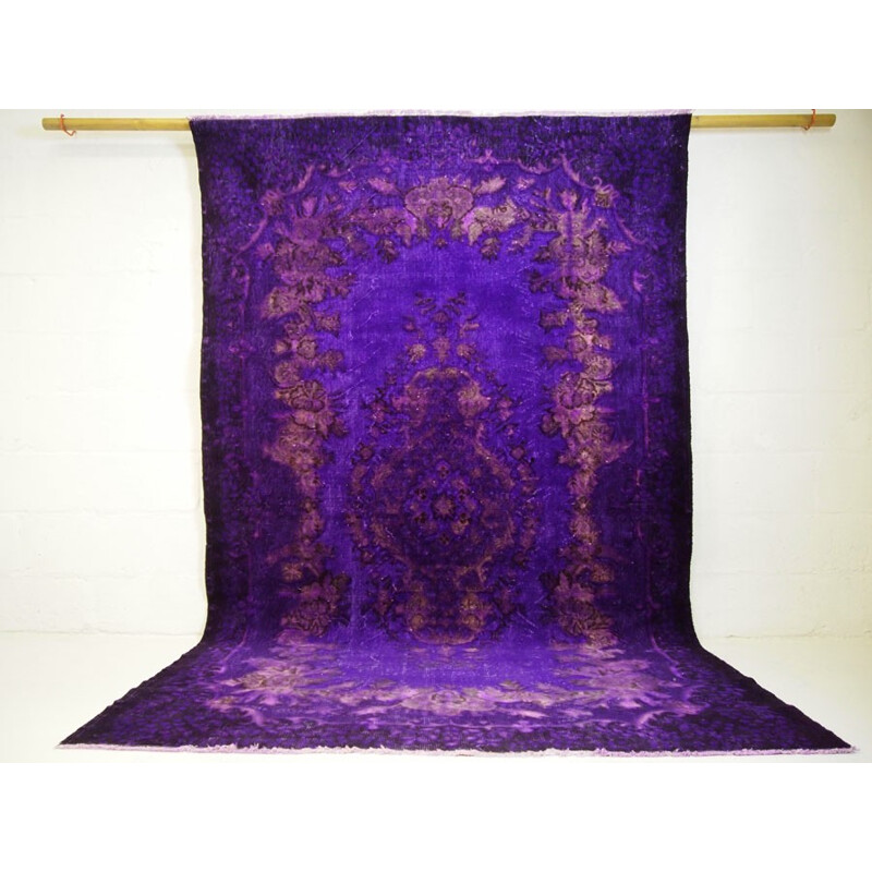 Tapis en violet vibrant sur-teinté, Turquie - 1950