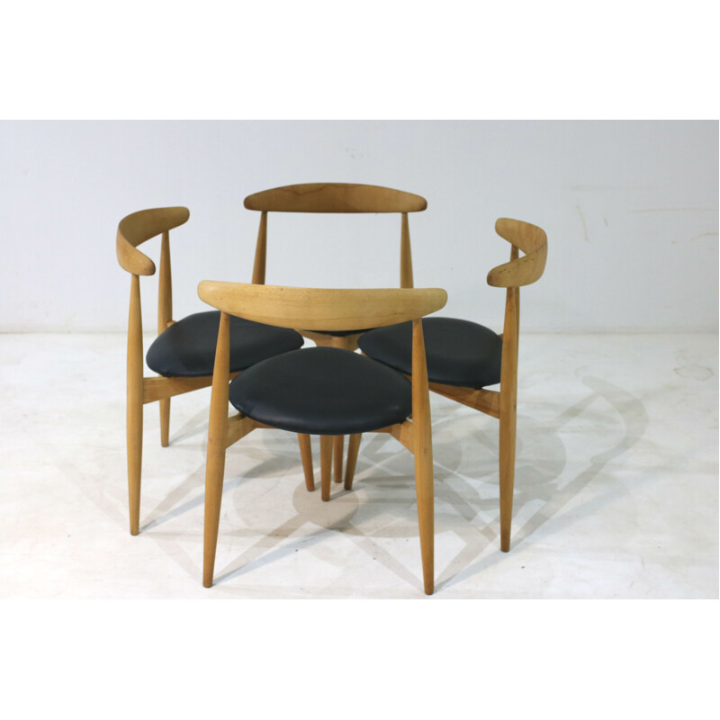 Suite de 4 chaises à repas noires de Hans J. Wegner pour Fritz Hansen - 1950