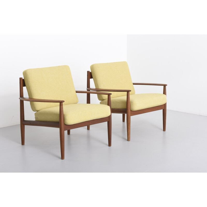 Paire de fauteuils jaunes en teck et tissu, Grete JALK - années 60