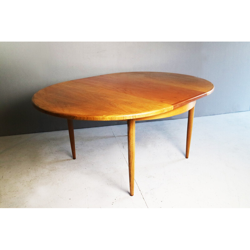 G-Plan extendable teak dining table - 1970s