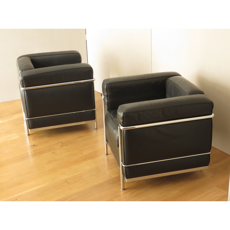 Pair of armchairs LC2 in black leather and chromed steel, LE CORBUSIER, PERRIAND et JEANNERET - 2000s