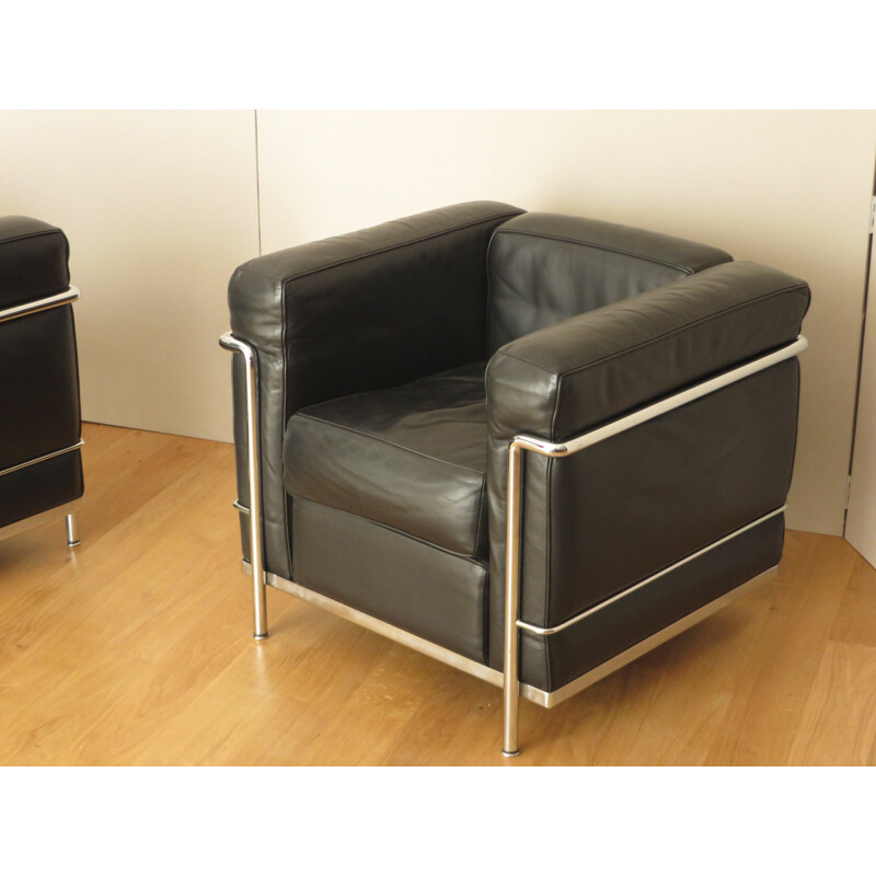 Pair of armchairs LC2 in black leather and chromed steel, LE CORBUSIER, PERRIAND et JEANNERET - 2000s