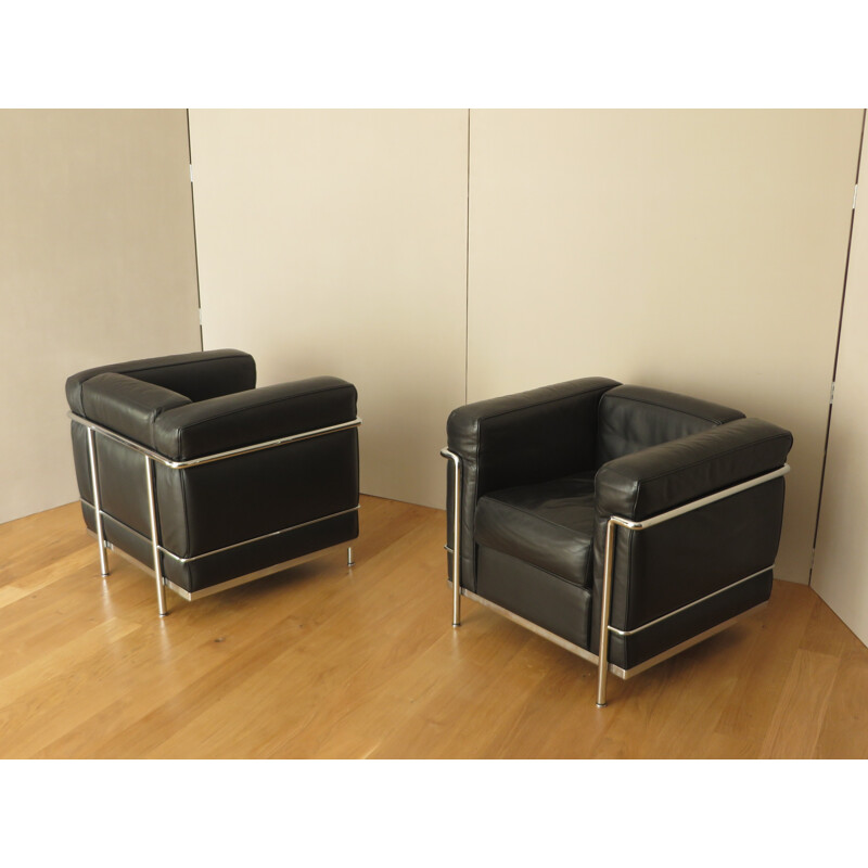 Pair of armchairs LC2 in black leather and chromed steel, LE CORBUSIER, PERRIAND et JEANNERET - 2000s