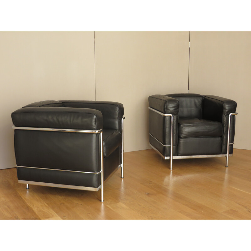 Paire de fauteuils LC2 en cuir noir, LE CORBUSIER, PERRIAND, JEANNERET - années 2000