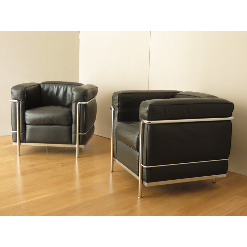 Pair of armchairs LC2 in black leather and chromed steel, LE CORBUSIER, PERRIAND et JEANNERET - 2000s
