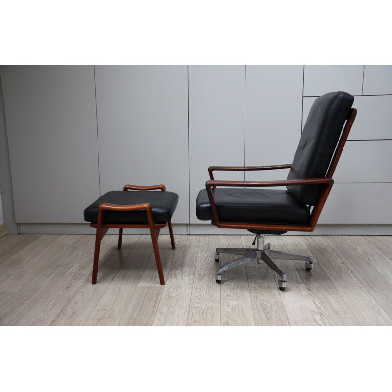 Vintage swivel lounge chair and ottoman in black leather by Arne Wahl Iversen for Komfort - 1960s