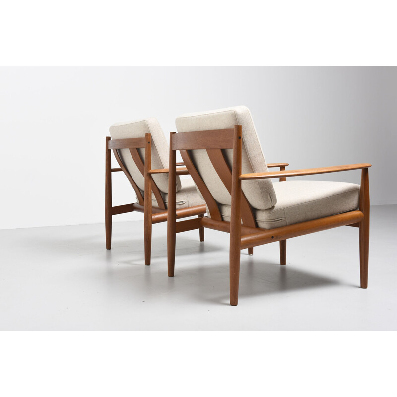 Pair of beige scandinavian armchairs model 118 by Grete Jalk for France et Son - 1960s