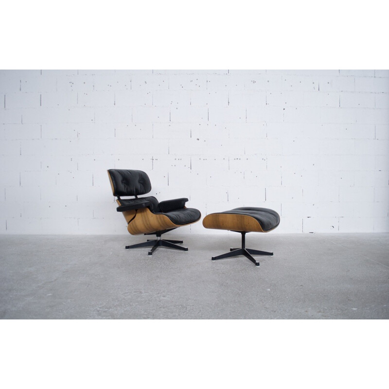 Lounge chair et ottoman noir par Charles & Ray Eames - 1990