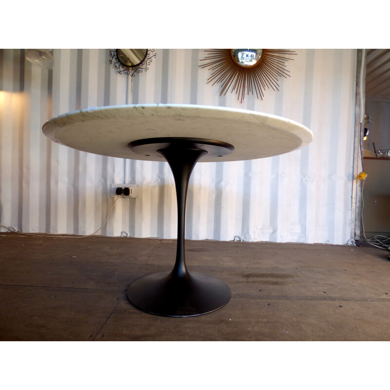 Table made of Carrara marble by Saarinen for Knoll - 1980s
