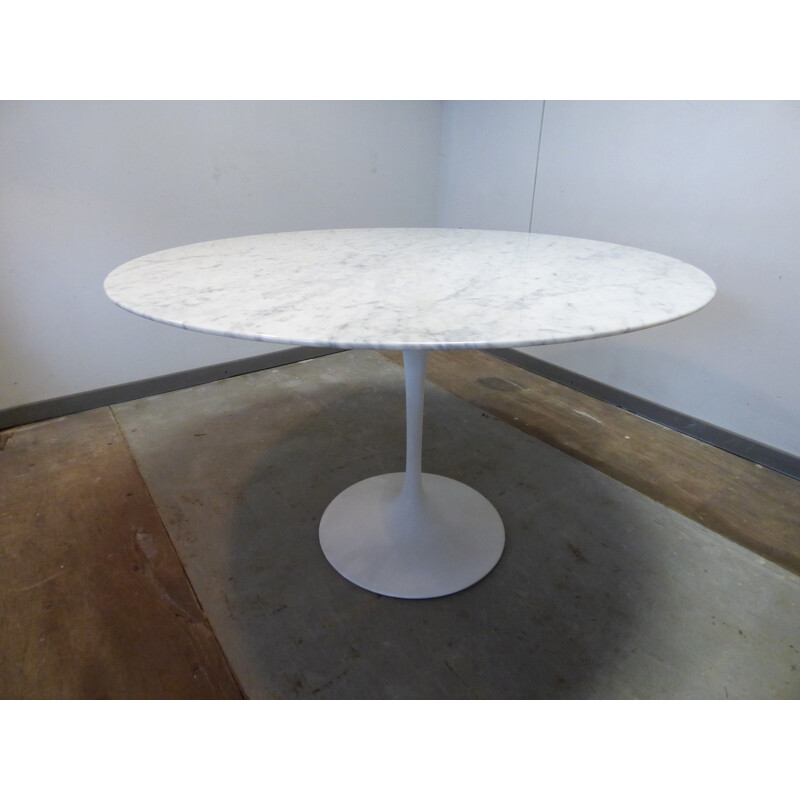 Table made of Carrara marble by Eero Saarinen for Knoll - 1980s