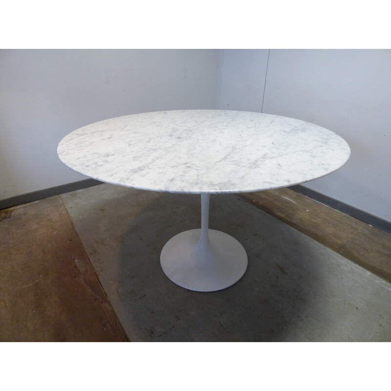 Table made of Carrara marble by Eero Saarinen for Knoll - 1980s