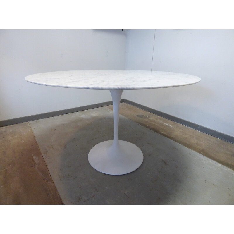 Table made of Carrara marble by Eero Saarinen for Knoll - 1980s