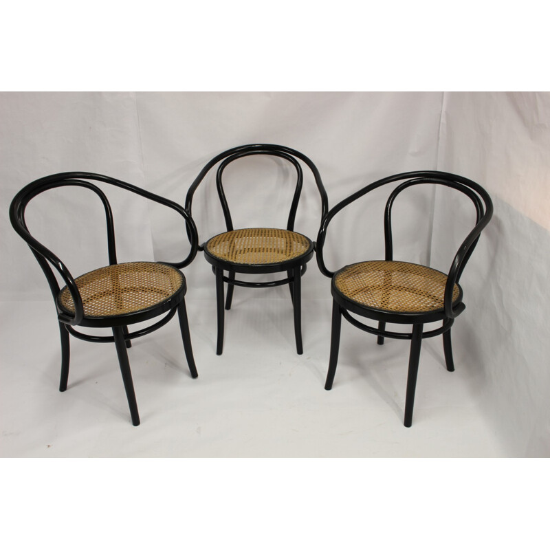 Suite de 3 chaises bistrot en bois courbé par Thonet - 2000