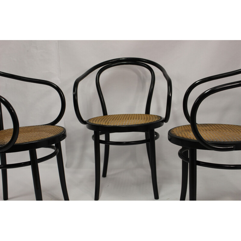 Suite de 3 chaises bistrot en bois courbé par Thonet - 2000