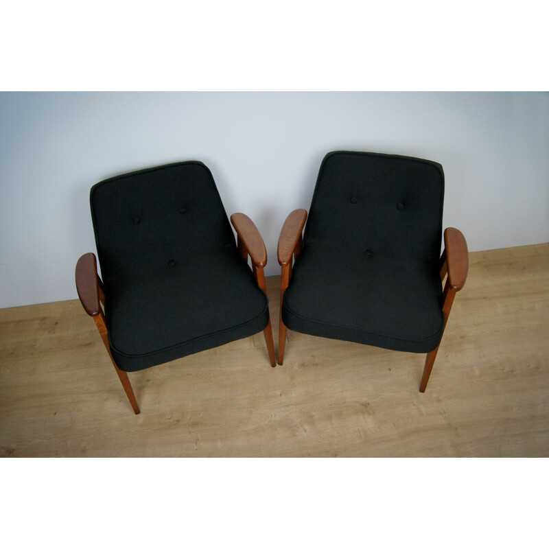 Paire de fauteuils vintage noir 366 par Jozef Marian Chierowski - 1960