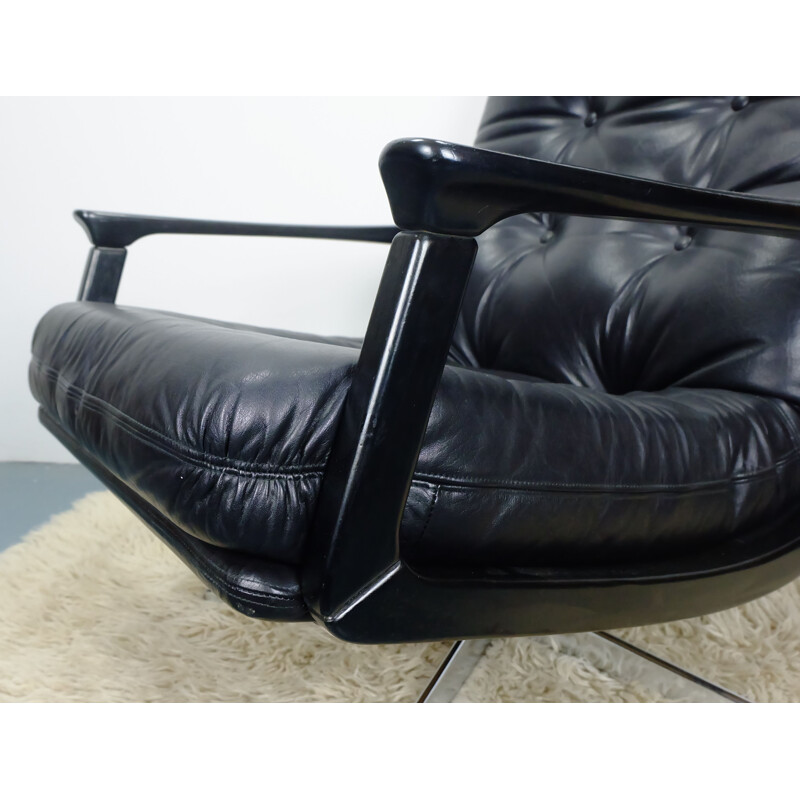 Fauteuil Lounge pivotant en cuir - 1960