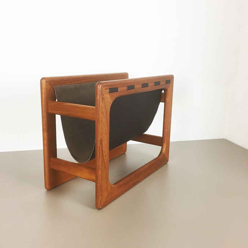 Porte-revues minimaliste en cuir et teck danois conçut par Salin Mobler - 1970