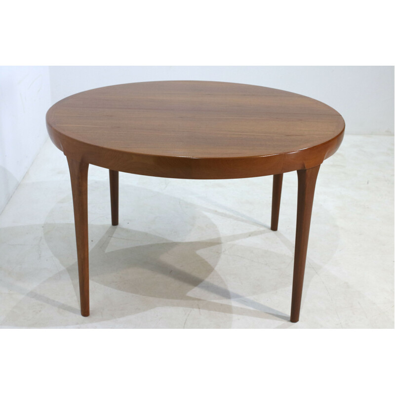 Teak veneered extendable dining table by Ib Kofod-Larsen for Faarup Møbelfabrik - 1960s