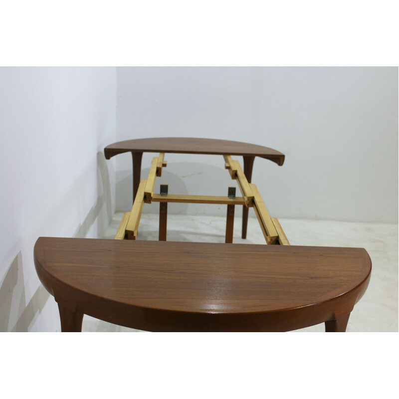 Teak veneered extendable dining table by Ib Kofod-Larsen for Faarup Møbelfabrik - 1960s