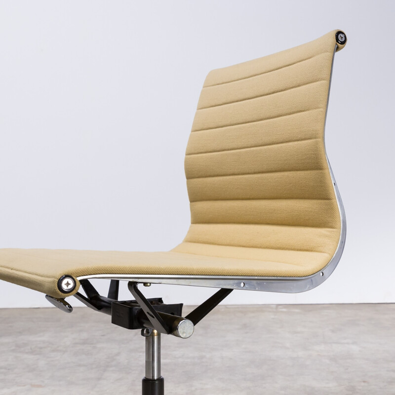 Mid-century EA118 armchair by Charles and Ray Eames for Herman Miller - 1970s