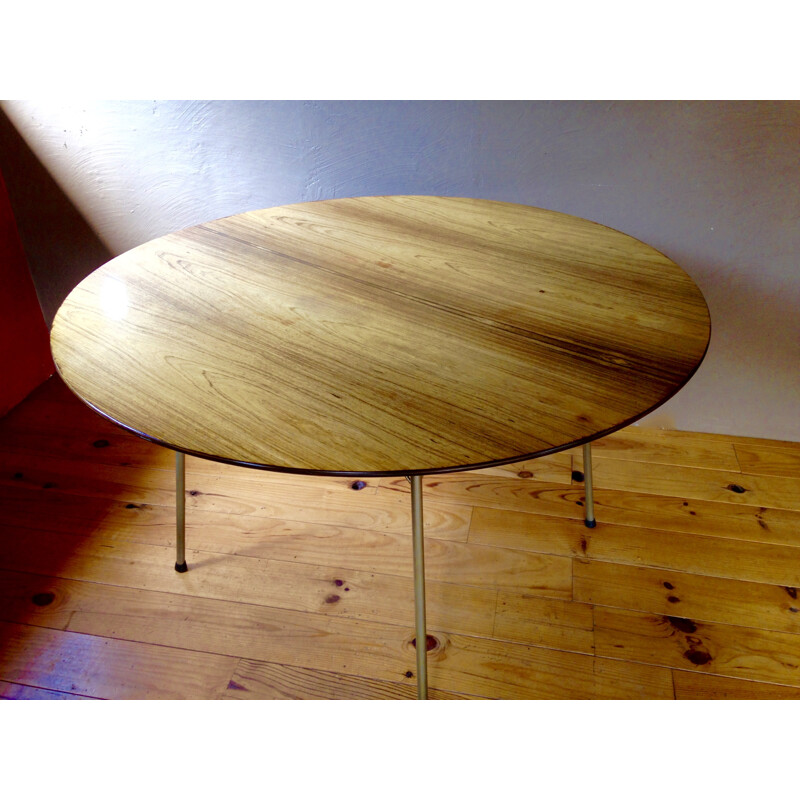 Table ronde en palissandre modèle 3600 par Arne Jacobsen - 1950