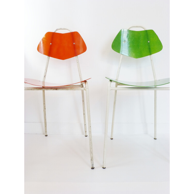 Paire de chaises en fibre de verre et tube laqué noir - 1950