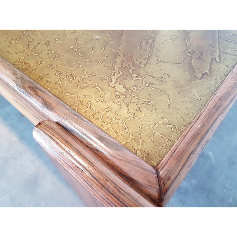 Table basse vintage brutaliste avec dessus en cuivre gravé - 1960