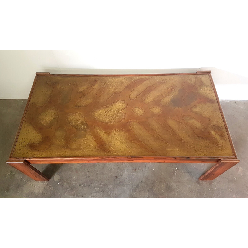 Table basse vintage brutaliste avec dessus en cuivre gravé - 1960