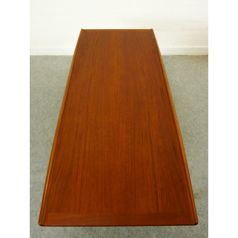 Table basse en forme de planche de surf en teck de Grete Jalk pour Glostrup Möbelfabrik - 1960