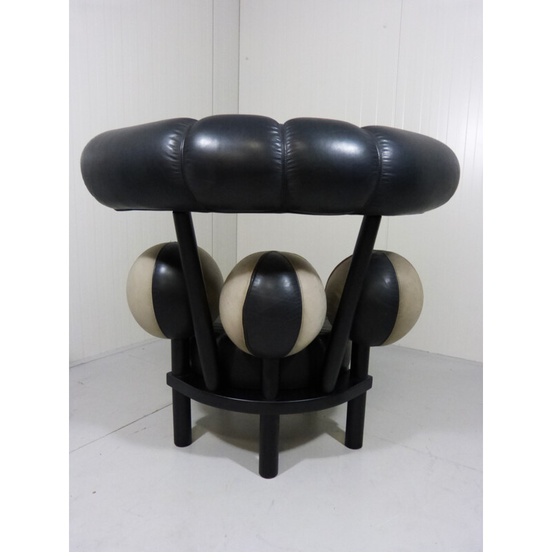 Chaise globe en cuir et bois, Peter OPSVIK - années 80