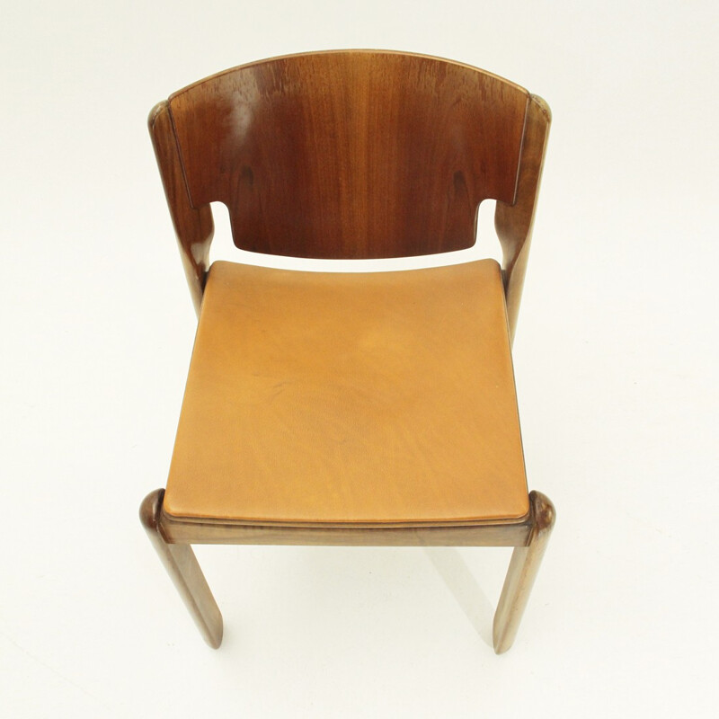 Suite de 8 chaises vintage modèle 122 avec siège en cuir par Vico Magistretti pour Cassina - 1960