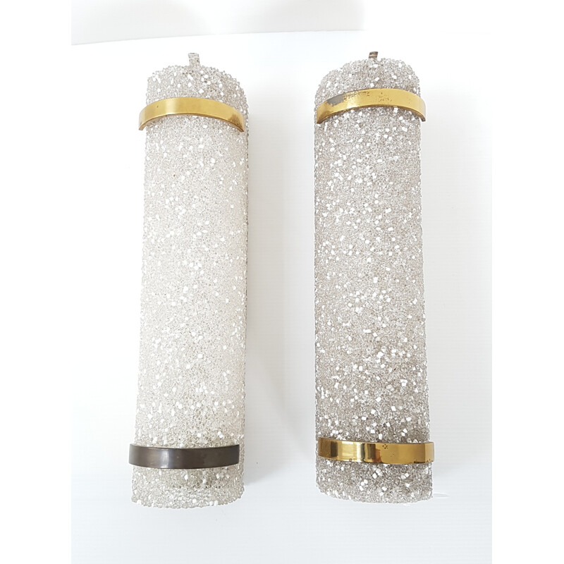 Pair of mid-century wall lamps in resin and brass - 1950s